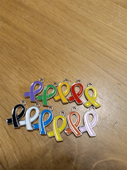 סיכות חטופים בכל הצבעים